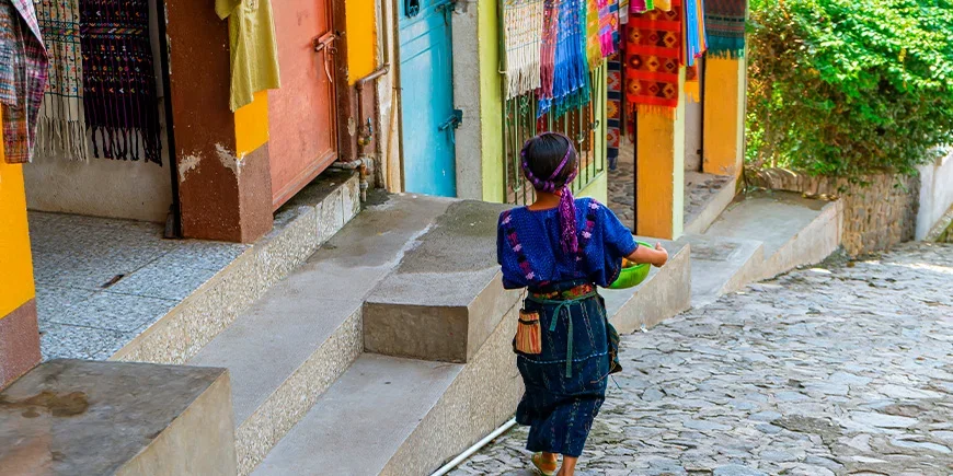 Maya-kvinna går på en gata i Panajachel i Guatemala