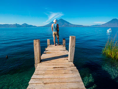 En man blickar ut över Atitlansjön i Guatemala