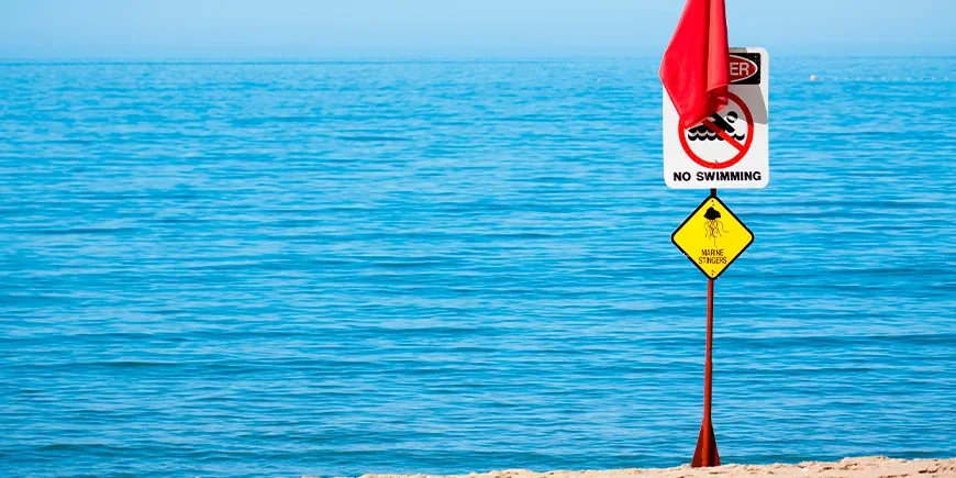 Varningsskylt på en strand i Australien