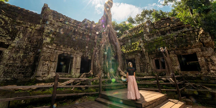 En kvinna utforskar Angkor Wat i Kambodja