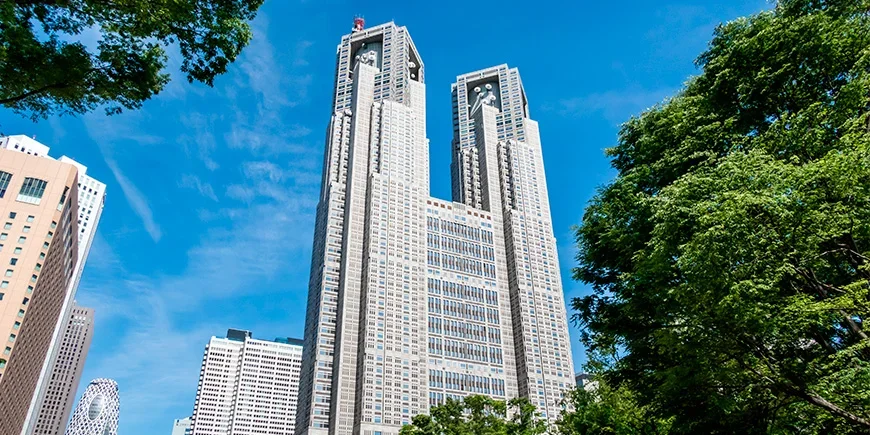 Solig dag vid Tokyo Metropolitan Government Building