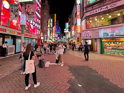 TourCompass-medarbetare utforskar området runt Shibuya