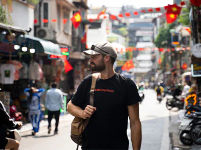 Man går på gata i Hanoi i Vietnam