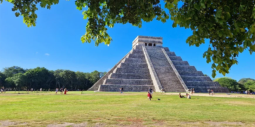 Solig dag vid Chichén Itzá