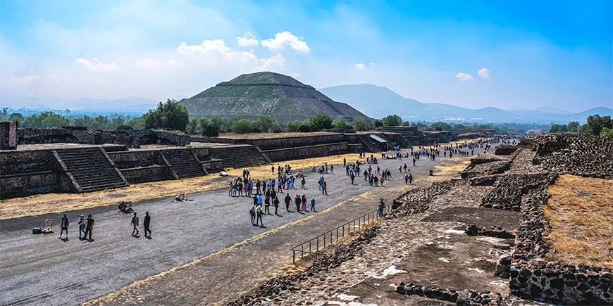 De dödas aveny och Soltemplet i Teotihuacán i Mexiko