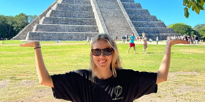 Nadia har roligt vid Chichén Itzá
