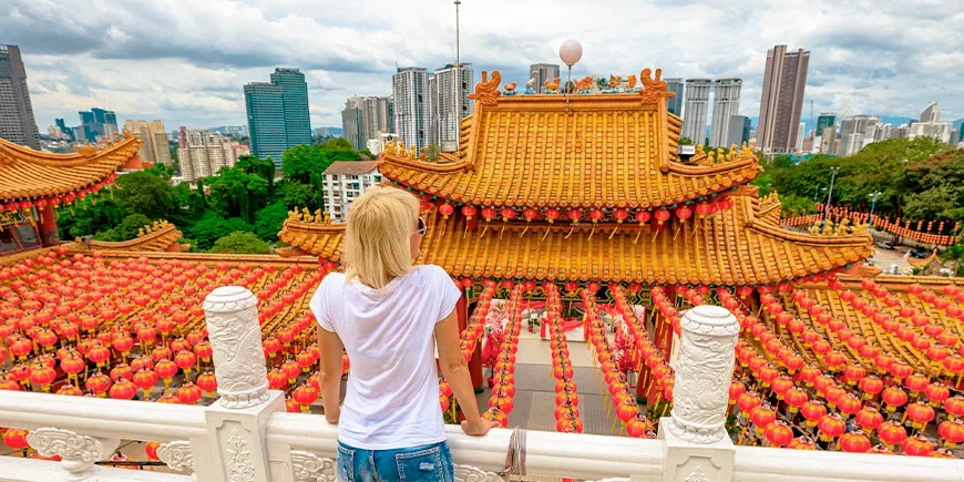 Kvinna som blickar ut över Thean Hou-templet i Kuala Lumpur