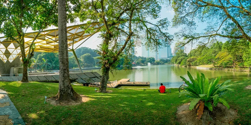 Man kopplar av i parken vid Perdana Botanical Gardens i Kuala Lumpur