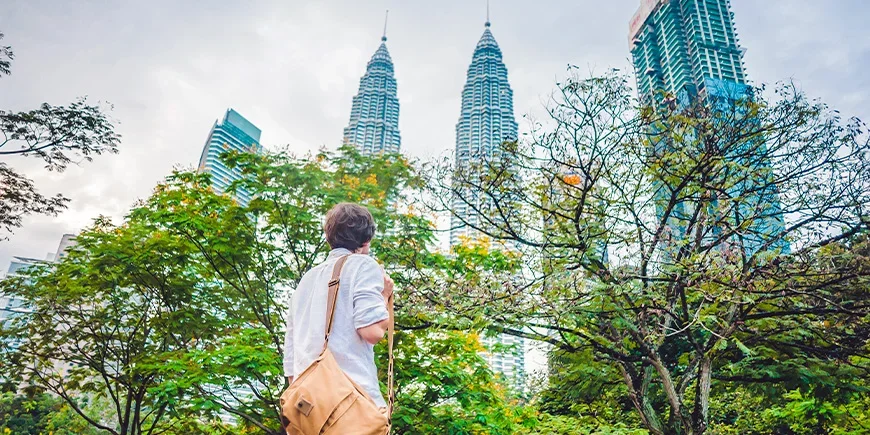Man som tittar på Petronas Twin Towers i Kuala Lumpur, Malaysia