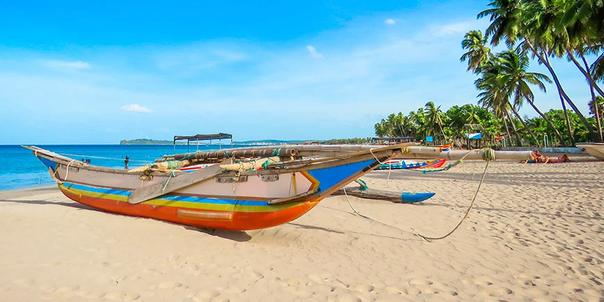 Båtar på stranden i Trincomalee