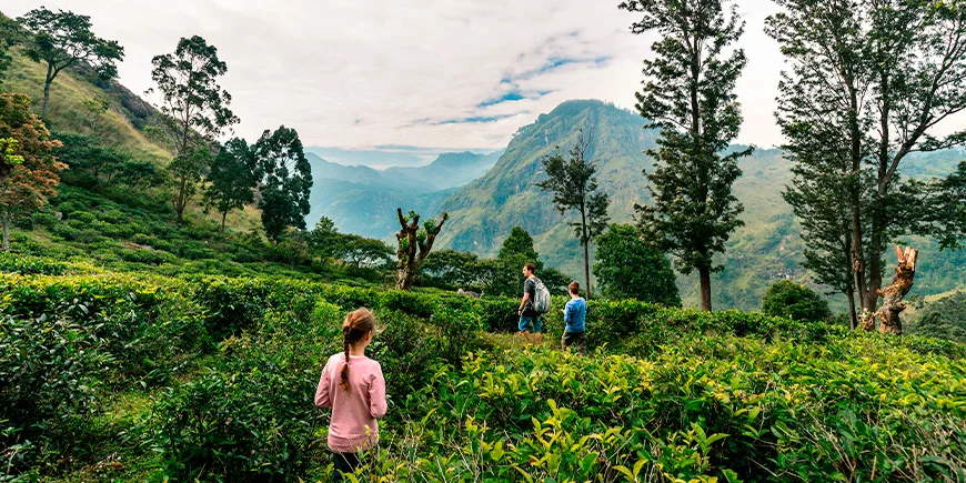 Far med två barn i Ella, Sri Lanka.