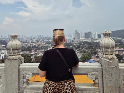 Michelle från TourCompass blickar ut över Penang