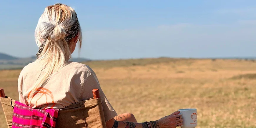 Cat dricker kaffe på savannen i Kenya
