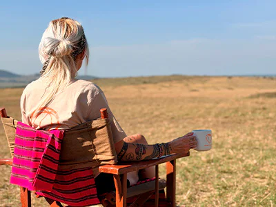 Cat dricker kaffe på savannen i Kenya