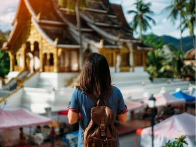 En kvinna betraktar ett tempel i Luang Prabang i Laos