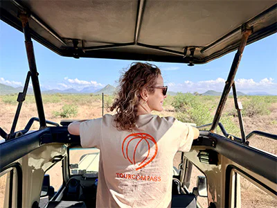 Kvinna i TourCompass-t-shirt på safari i Samburu i november
