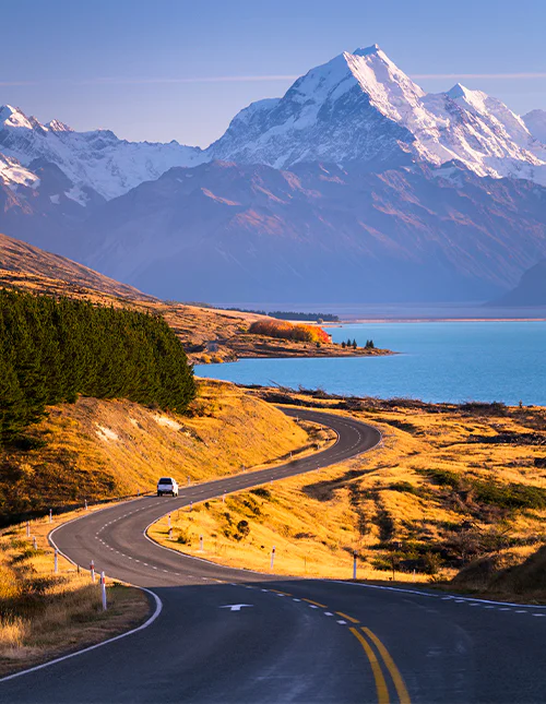 Mount Cook tornar upp sig över det blå vattnet i Lake Pukaki på Nya Zeelands Sydön.