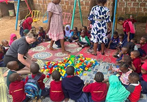 Pernille leker med Lego tillsammans med barnen på Moshi Kids Centre.