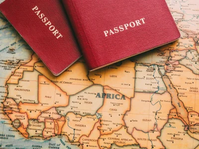 Två pass ligger på en karta över Afrika