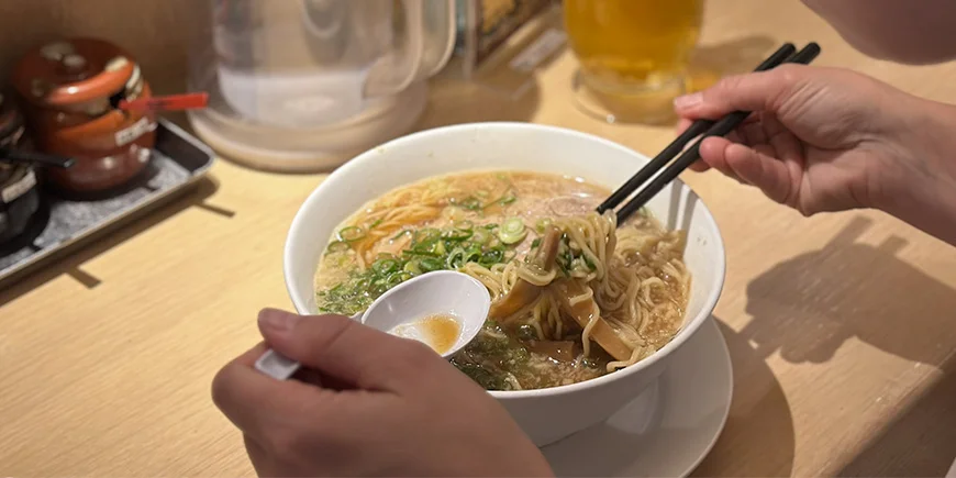 Kvinna äter ramen i Japan