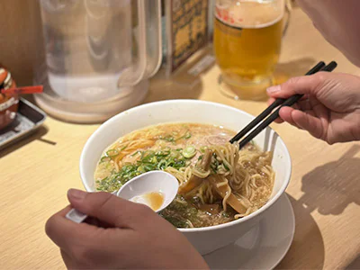 Kvinnor äter ramen i Japan