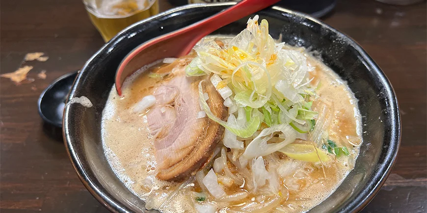 En skål ramen med fläskkött