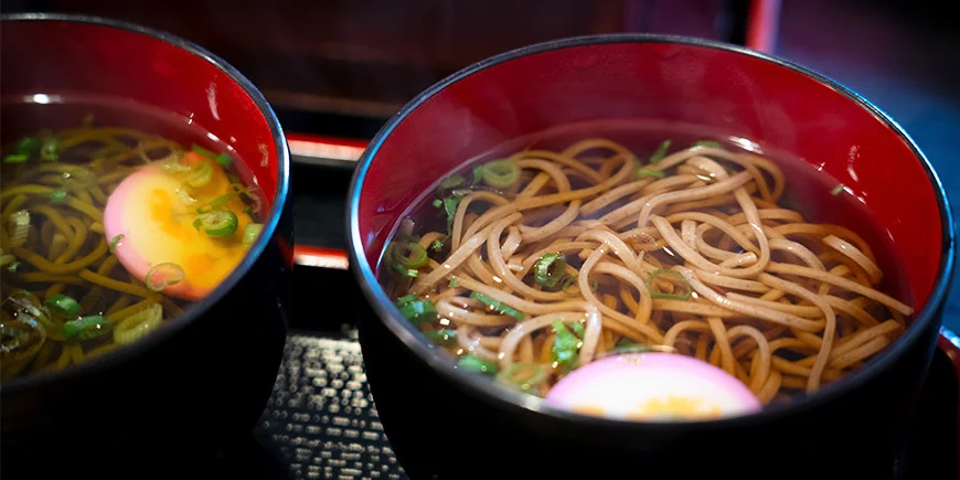 Soba-nudlar i en skål