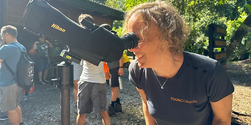 Meike spanar efter djur med kikare i Corcovado