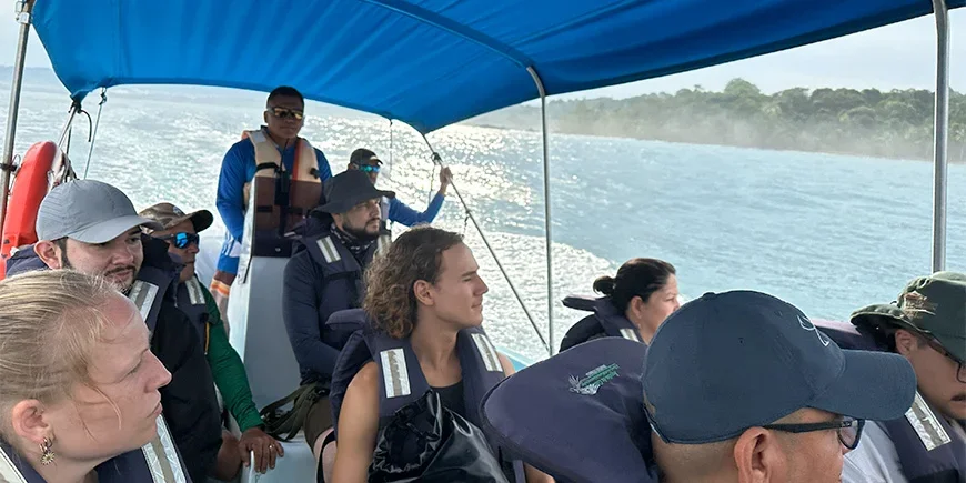 En grupp människor i en båt i Corcovado nationalpark
