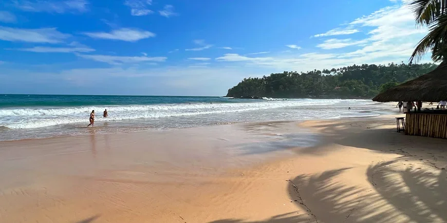 Mirissa Beach på en solig dag