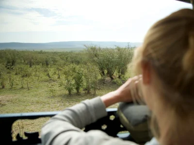 Kvinna fotograferar en gepard i Masai Mara